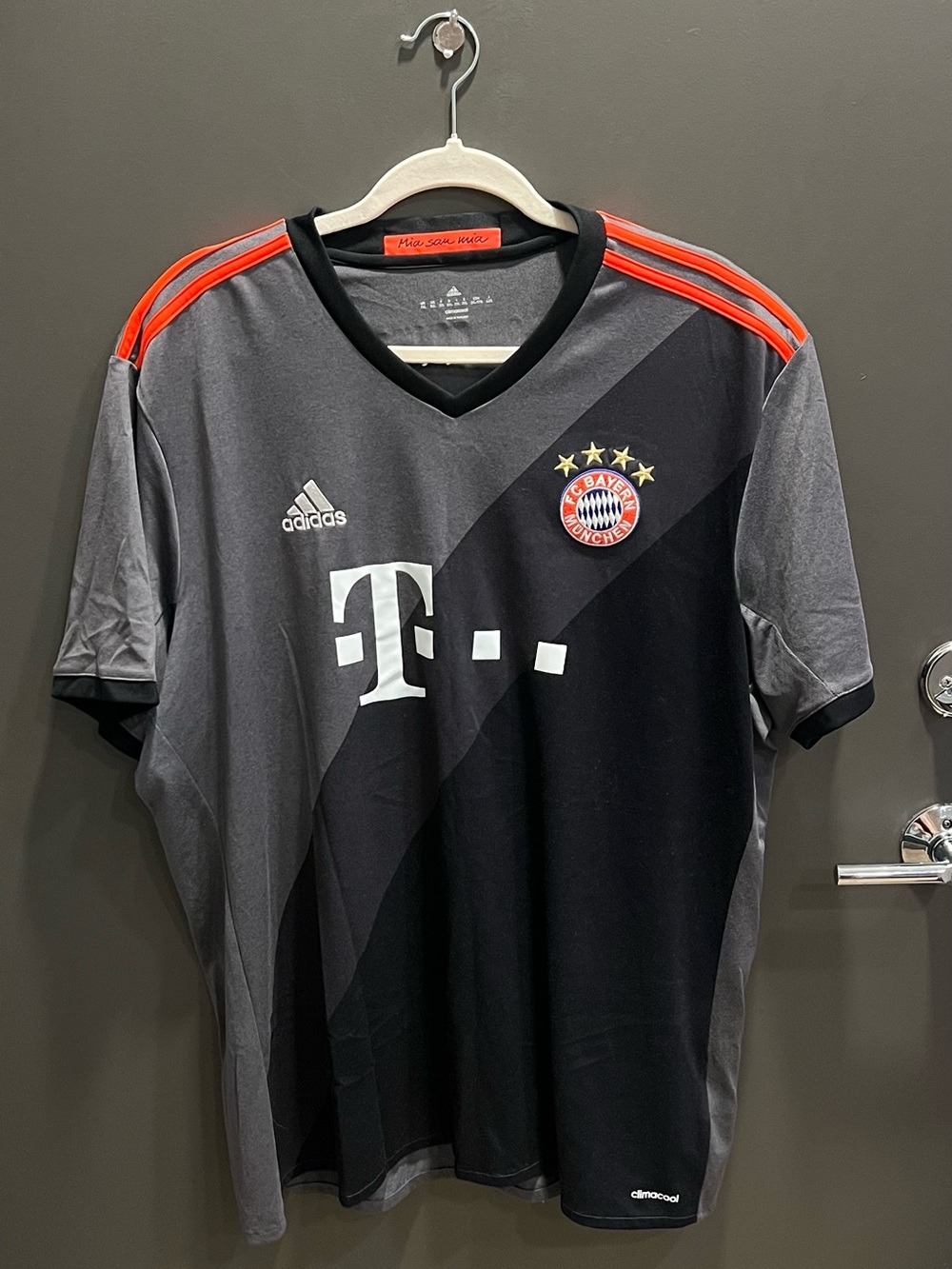 Adidas FC Bayern München Soccer Jersey – Men’s 2XL